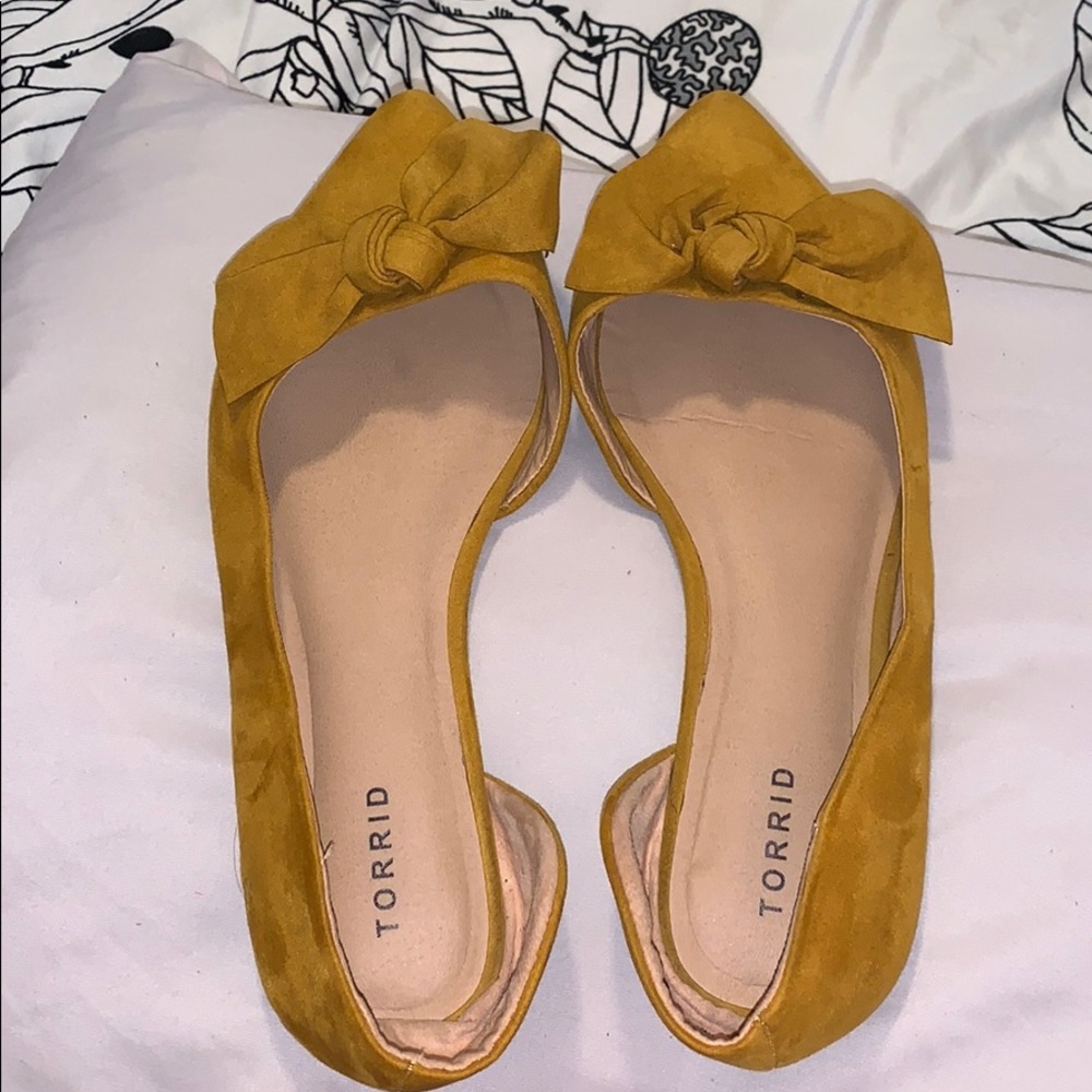 Mustard yellow flats!!